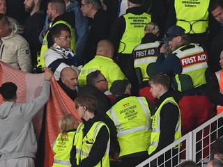 Záchranári poskytujú prvú pomoc fínskemu fanúšikovi, ktorý skolaboval počas zápasu Fínsko – Poľsko.