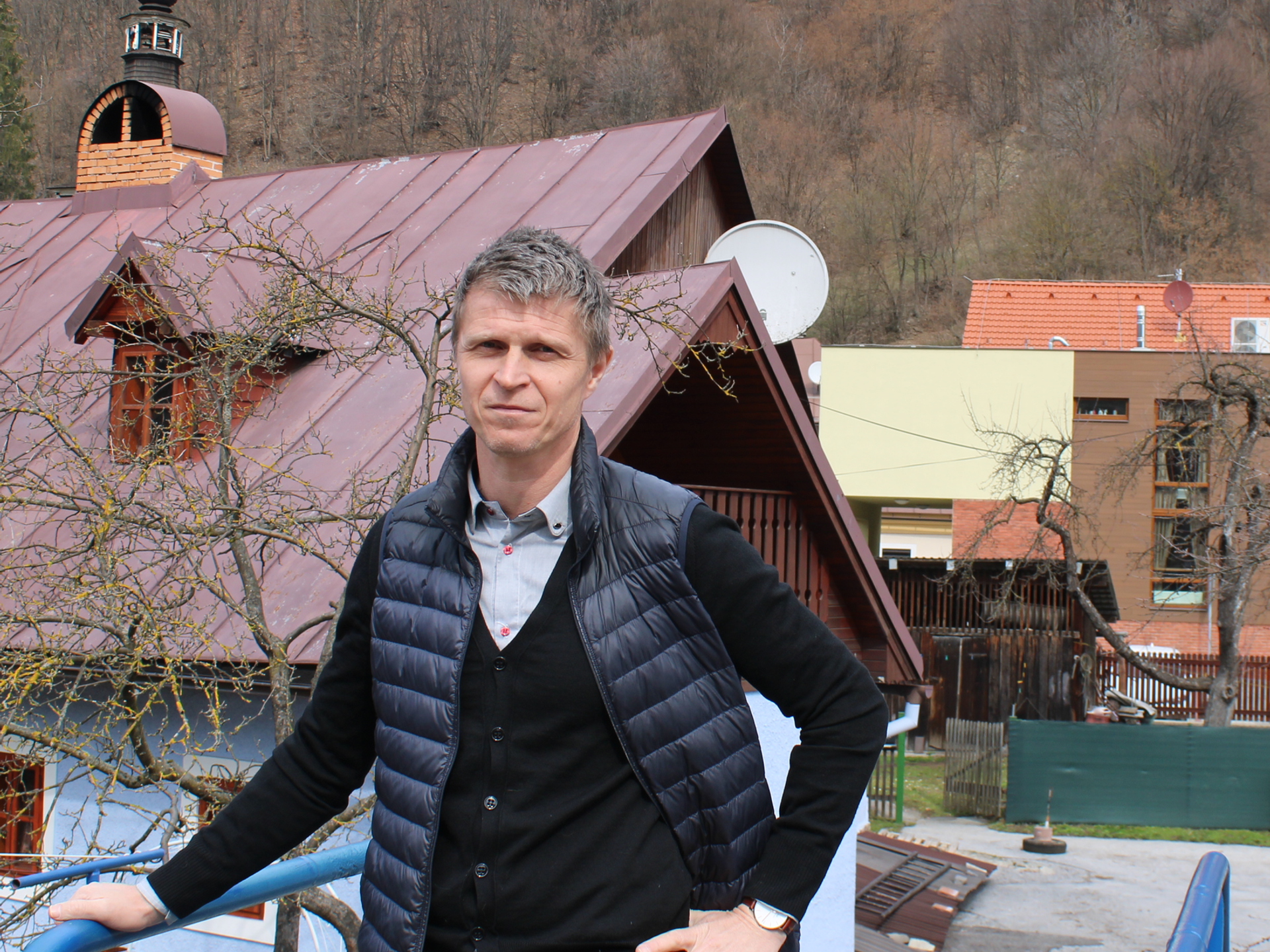 Vratislav Greško v Tajove, v pozadí Divadlo u Greškovcov.