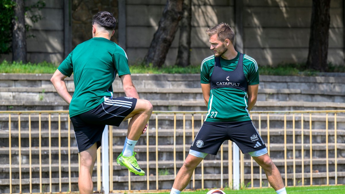 Roman Begala a Juraj Kotula počas prvého tréningu, ktorým odštartovali letnú prípravu na novú sezónu Niké ligy.