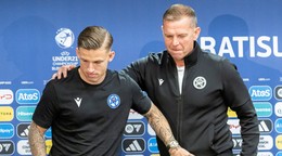 Tréner slovenskej futbalovej reprezentácie do 21 rokov Jaroslav Kentoš (vpravo) a slovenský futbalista Tomáš Suslov.