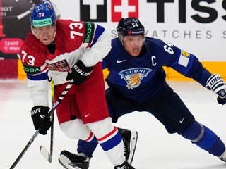 Ondřej Kaše (vľavo) a Mikael Granlund v zápase Česko - Fínsko v skupine A na MS v hokeji 2024.