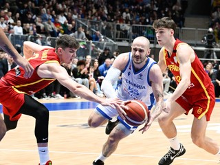 Šimon Krajčovič (v strede), vpravo Mário Saint-Supery Fernandez a vľavo Sergio De Larrea Asenjo v zápase Slovensko - Španielsko v kvalifikácii na ME v basketbale 2025.