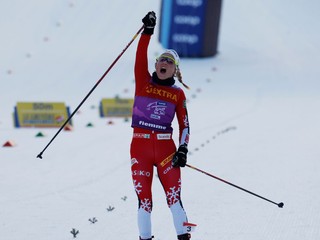 Therese Johaugová sa teší z víťazstva v 6. etape Tour de Ski 2025.