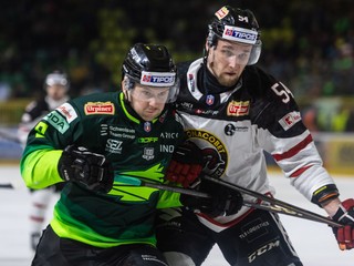 Patrik Koyš (vľavo) v drese Vlci Žilina.
