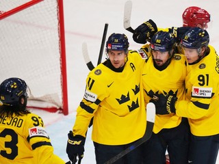 Hokejisti Švédska oslavujú gól v zápase o bronz Švédsko - Dánsko na MS v hokeji 2025.