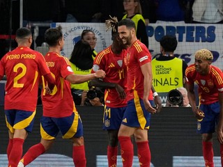 Futbalisti Španielska oslavujú gól.