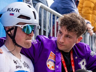 Slovenský cyklista Lukáš Kubiš a Josse Wester po pretekoch Paríž - Roubaix 2025.