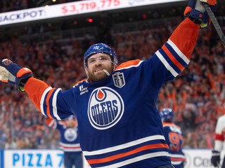 Leon Draisaitl (Edmonton) oslavuje po tom, ako strelil víťazný gól proti Floride.