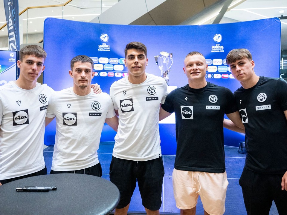 Mário Sauer, Adrián Kaprálik, Adam Obert, Nino Marcelli a Leo Sauer pózujú pred domácimi ME hráčov do 21 rokov.