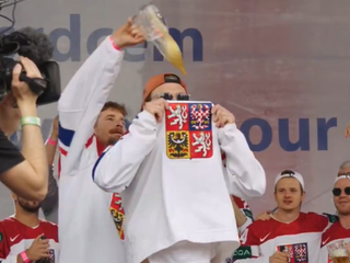 Českí hokejisti oslavujú zlato na námestí v Prahe
