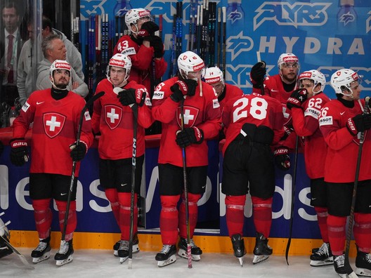 Hokejisti Švajčiarska smútia po prehranom finále s USA na MS v hokeji 2025. 