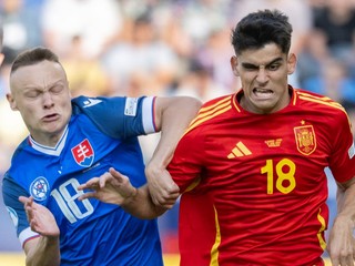 Nino Marcelli (vľavo) a Gerard Martín v zápase Slovensko - Španielsko v skupine A na EURO U21 2025 (ME vo futbale do 21 rokov).