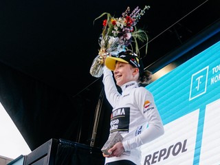 Viktória Chladoňová získala biely dres na pretekoch Okolo Nórska 2025.