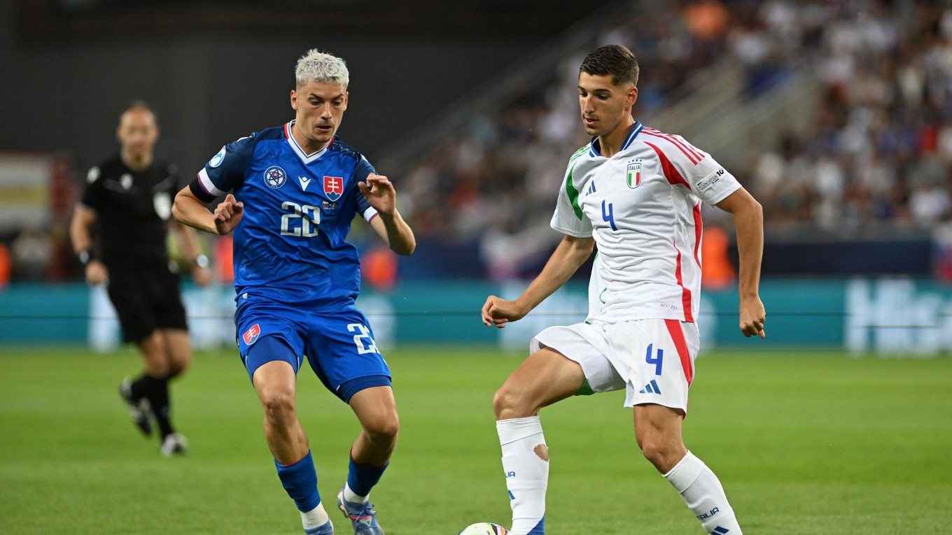 Tomáš Rigo (Slovensko) a futbalista Matteo Prati (Taliansko) v zápase Slovensko - Taliansko v skupine A na EURO U21 2025 (ME vo futbale do 21 rokov).
