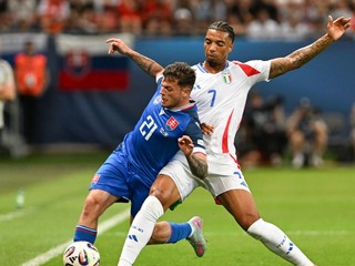 Samuel Kopásek (Slovensko) a hráč Cher Ndour (Taliansko) v zápase Slovensko - Taliansko v skupine A na EURO U21 2025 (ME vo futbale do 21 rokov).