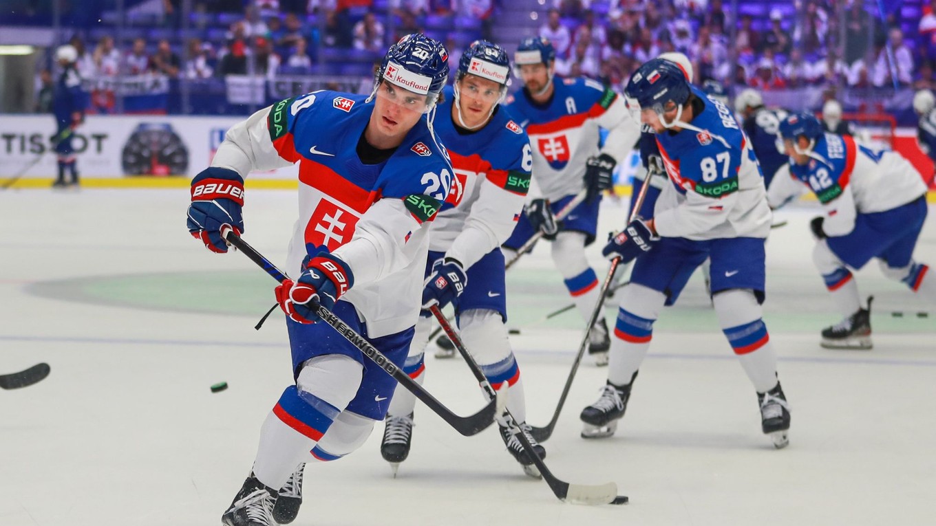 Juraj Slafkovský pred zápasom Slovensko - Francúzsko v skupine B na MS v hokeji 2024.