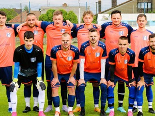 Futbalisti ŠK Nesvady - hore zľava Attila Tóth, M. Valkovský, D. Ba, V. Dubinin, A. Varga a R. Kürthy, dole zľava M. Ilkiv, D. Lukacsovics, I. Tóth, A. Hrúz a L. Szikora.