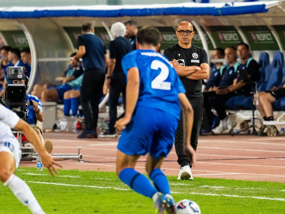 zľava Dávid Hancko (Slovensko), Giorgos Vagiannidis (Grécko) a tréner slovenskej futbalovej reprezntácie Francesco Calzona