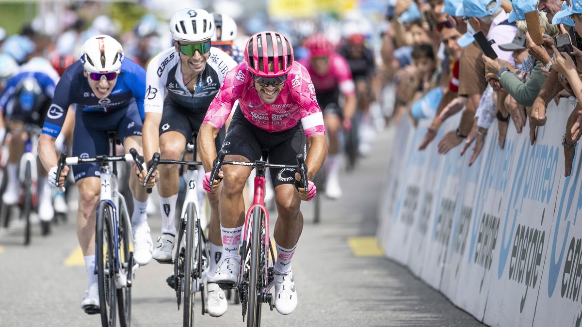 Taliansky cyklista Vincenzo Albanese víťazí v 2. etape Okolo Švajčiarska.