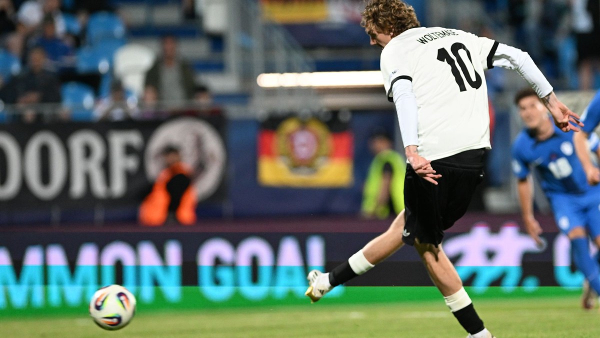 Nick Woltemade premieňa penaltu v zápase Nemecko - Slovinsko v skupine B na EURO U21 2025.