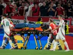 Barnabás Varga je odnášaný na nosidlách v zápase Škótsko - Maďarsko na EURO 2024
