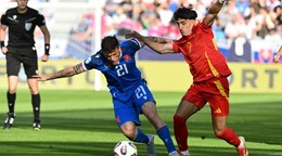 Samuel Kopásek (vľavo) v zápase Slovensko - Španielsko v skupine A na EURO U21 2025 (ME vo futbale do 21 rokov).