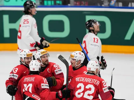 Gólové oslavy Nina Niederreitera s jeho spoluhráčmi v zápase Kanada - Švajčiarsko v semifinále MS v hokeji 2024.