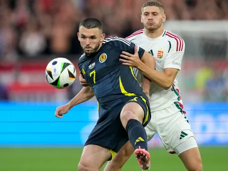 John McGinn a Marton Dardai v zápase Škótsko - Maďarsko na EURO 2024.