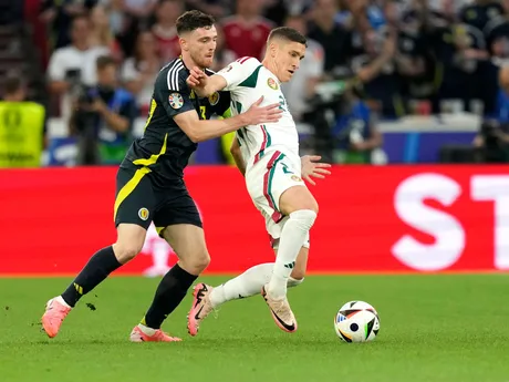 Andrew Robertson a Roland Sallai v zápase Škótsko - Maďarsko na EURO 2024.