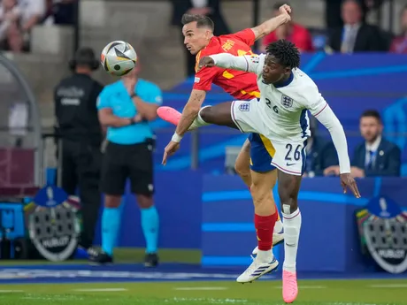 Kobbie Mainoo a Fabian Ruiz v súboji o loptu v zápase Španielsko - Anglicko vo finále EURO 2024 (ME vo futbale).