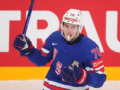 Americký hráč Brady Skjei oslavuje po tom, ako skóroval v zápase semifinále Švédsko - USA na MS 2025 v hokeji 