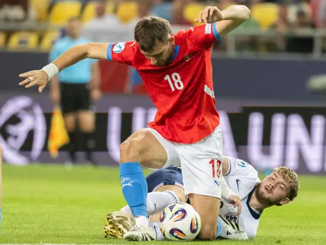 Filip Prebsl (hore) a Harvey Elliott v zápase Česko - Anglicko v skupine B na EURO U21 2025.
