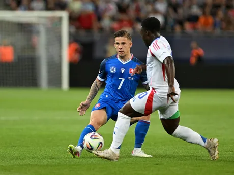 Zľava futbalista Tomáš Suslov (Slovensko) a hráč Wilfried Gnonto (Taliansko) počas zápasu základnej A-skupiny Slovensko - Taliansko na majstrovstvách Európy hráčov do 21 rokov v Trnave