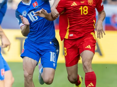 Nino Marcelli (vľavo) a Gerard Martin v zápase Slovensko - Španielsko v skupine A na EURO U21 2025 (ME vo futbale do 21 rokov).