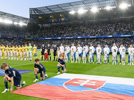 vpravo tím Slovenska a vľavo tím Rumunska počas hymny pred zápasom základnej A-skupiny Rumunsko - Slovensko na majstrovstvách Európy futbalistov do 21 rokov v Bratislave