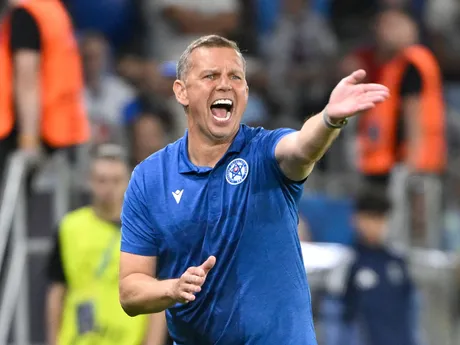 tréner Slovenska Jaroslav Kentoš reaguje počas zápasu základnej A-skupiny Rumunsko - Slovensko na majstrovstvách Európy futbalistov do 21 rokov v Bratislave