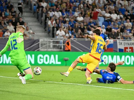 sprava Dominik Hollý (Slovensko), Tony-Joseph-Patrick Strata a brankár Otto Hindrich (obaja Rumunsko) počas zápasu základnej A-skupiny Rumnsko - Slovensko na majstrovstvách Európy futbalistov do 21 rokov v Bratislave