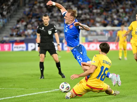 vľavo Dominik Javorček (Slovensko) a vpravo Tony-Joseph-Patrick Strata (Rumunsko) počas zápasu základnej A-skupiny Rumunsko - Slovensko na majstrovstvách Európy futbalistov do 21 rokov v Bratislave