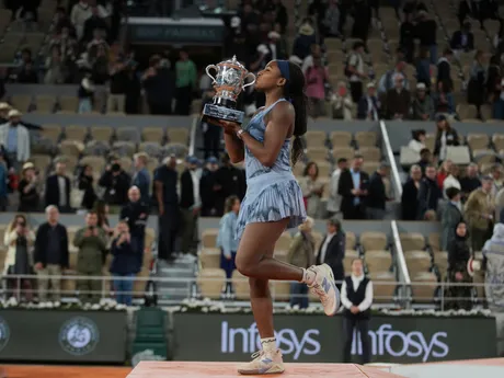 Coco Gauffová s trofejou po víťazstve na Roland Garros 2025.