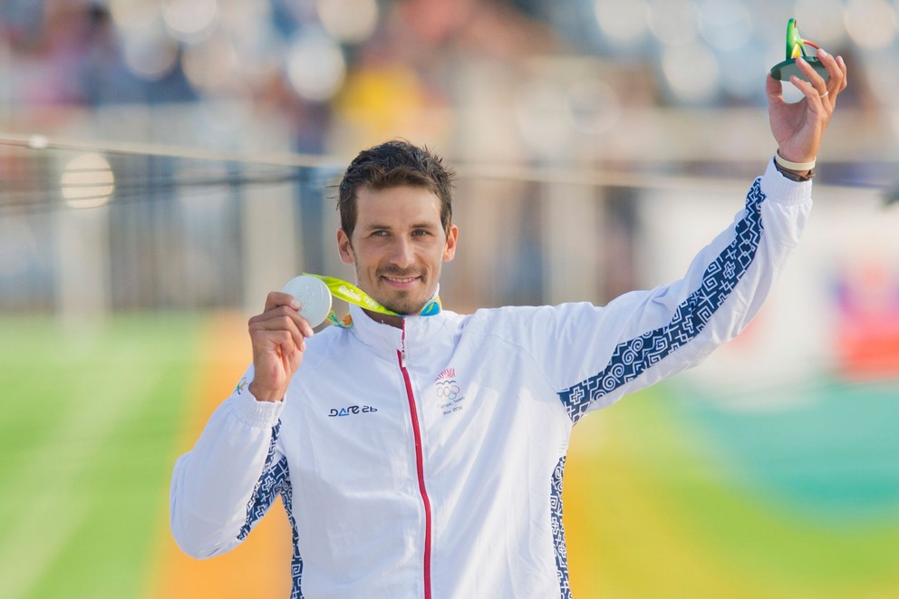 Matej Beňuš so striebornou medailou po finálovej jazde kategórie C1 na olympijských hrách 2016 v brazílskom Riu de Janeiro.
